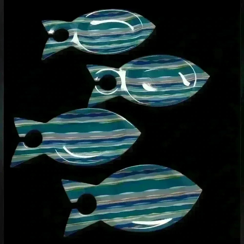 ๐ . 4 pc Fish Hard plastic snack plates - Picture 1 of 1